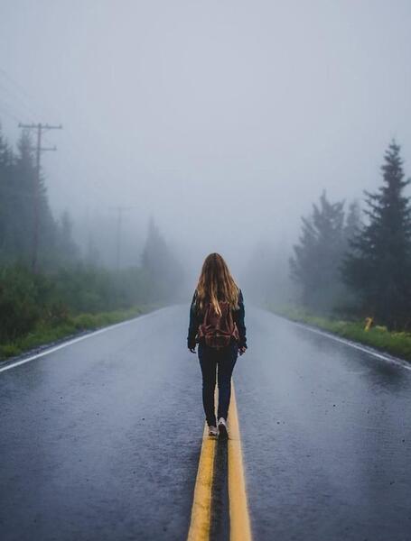 عکس دختر در حال رفتن غمگین
