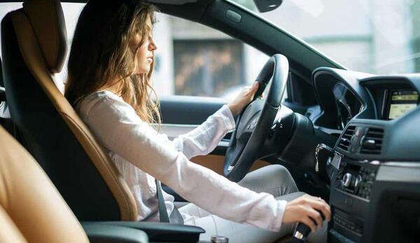 عکس دختر در حال رانندگی برای پروفایل