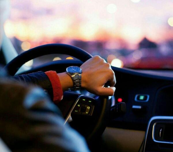 عکس دختر در حال رانندگی برای پروفایل