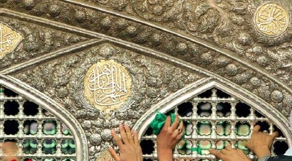 عکس دختر در حال زیارت