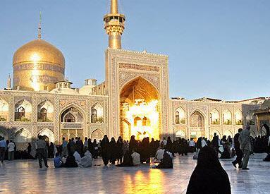 عکس دختر در حال زیارت