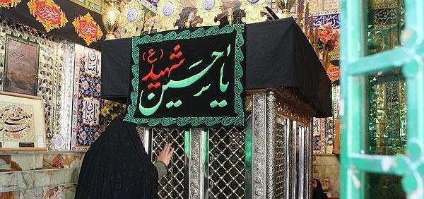 عکس دختر در حال زیارت