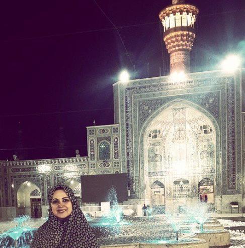عکس دختر در حال زیارت