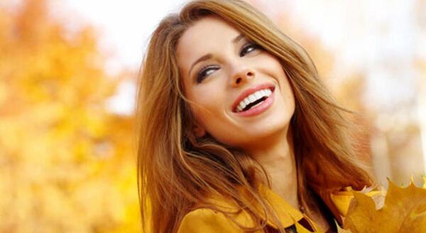 عکس دختر زیبا در حال خندیدن