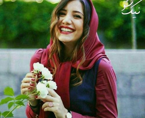 عکس دختر زیبا در حال خندیدن