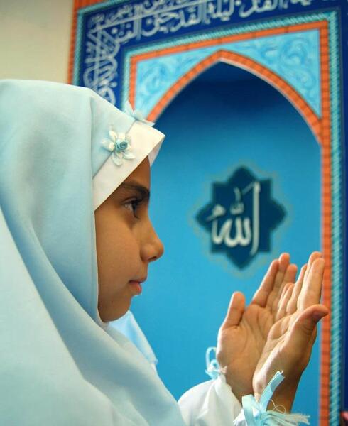 عکس دختر زیبا در حال نماز خواندن