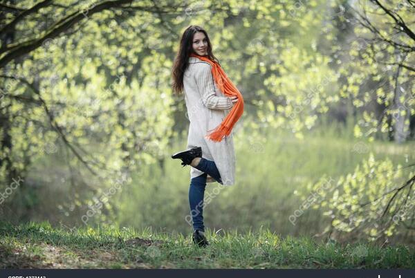 عکس دختر در حال قدم زدن