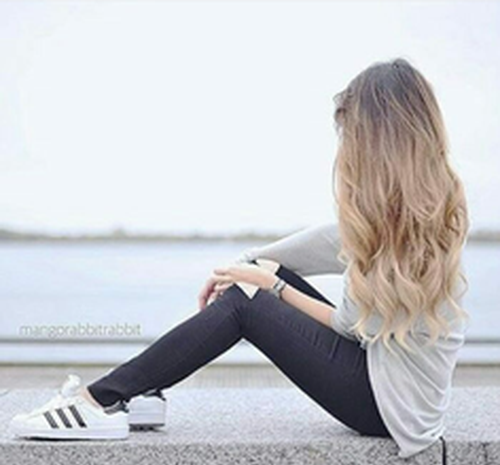 عکس دختر در حال قدم زدن