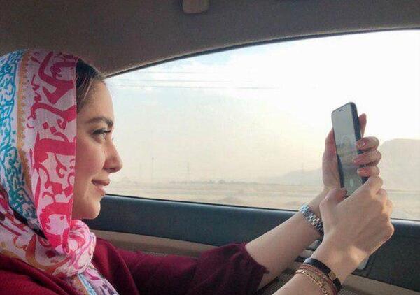 عکس دختر در حال سلفی