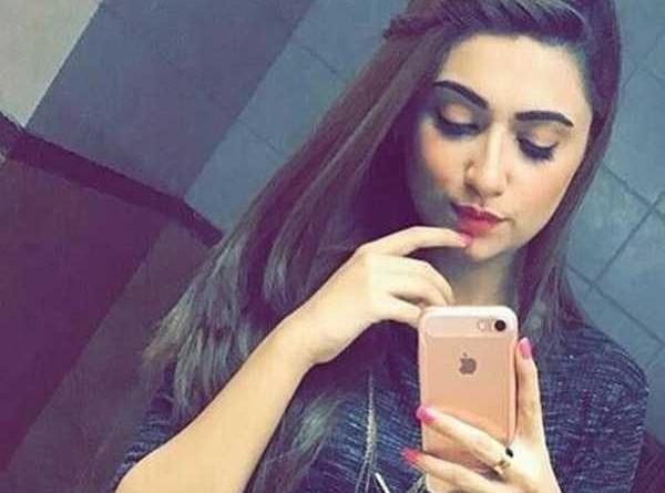 عکس دختر در حال سلفی