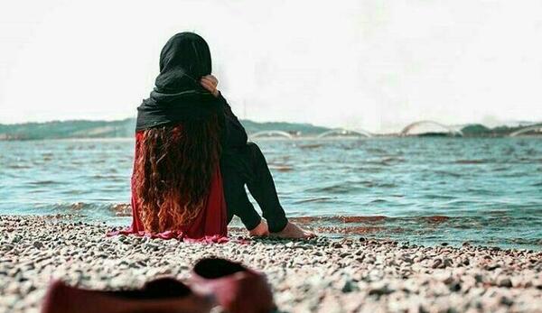 عکس دختر در حال سکوت