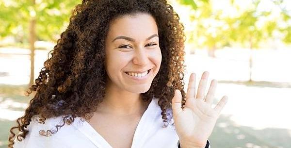 عکس دختر در حال سلام