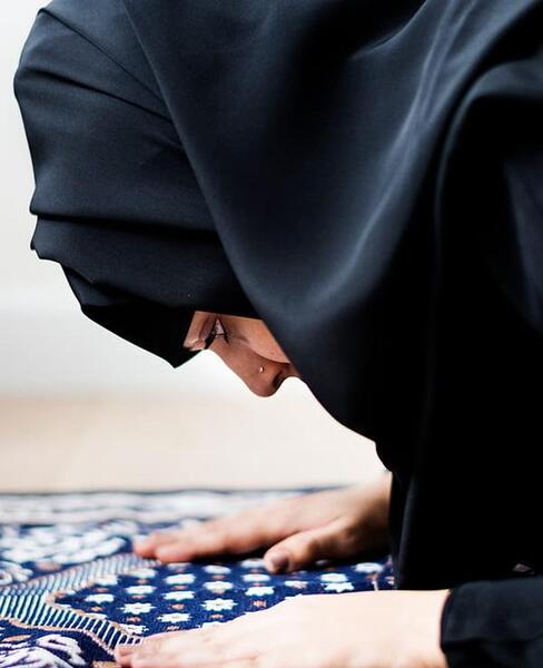 عکس دختر در حال سجده