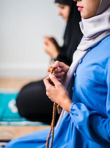 عکس دختری در حال سجده