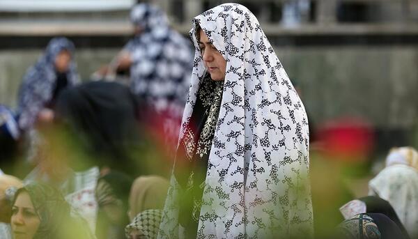 عکس دختری در حال سجده