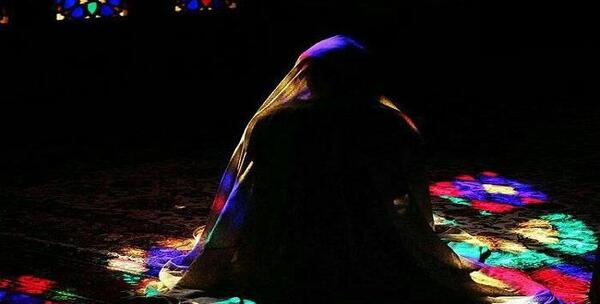 عکس دختری در حال سجده