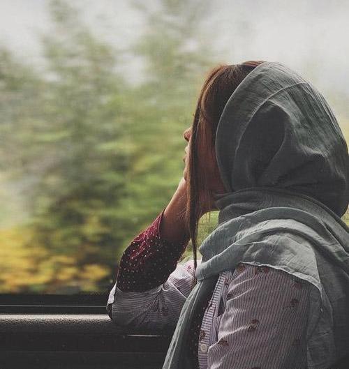عکس دختری در حال فکر