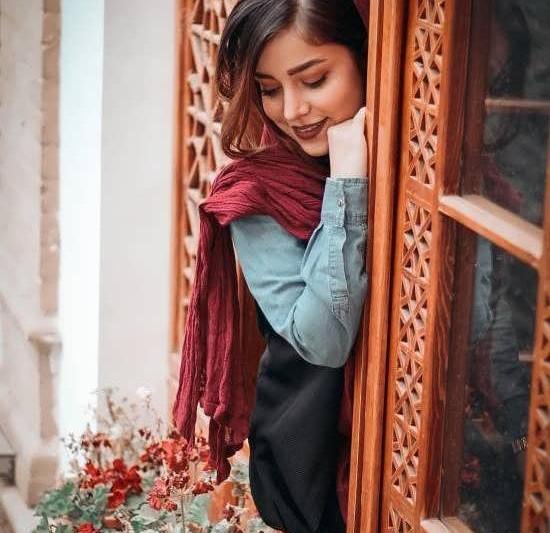 عکس دختری در حال فکر