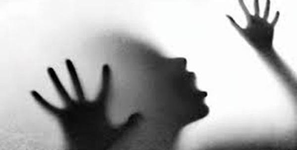 عکس دختری در حال فریاد زدن
