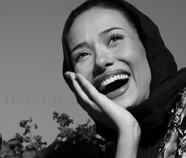 عکس دختر در حال قهقهه