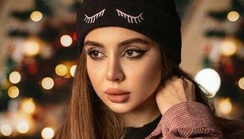 عکس دختر در حال قهقهه