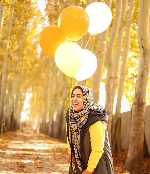 عکس دختر در حال قهقهه