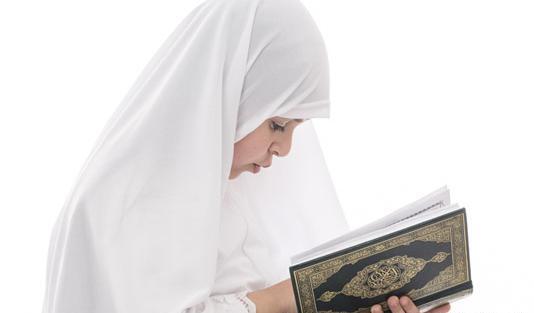 عکس دختر در حال قران خواندن