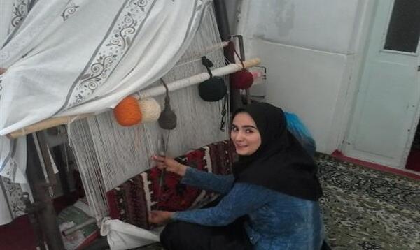 عکس دختر در حال قالی بافی