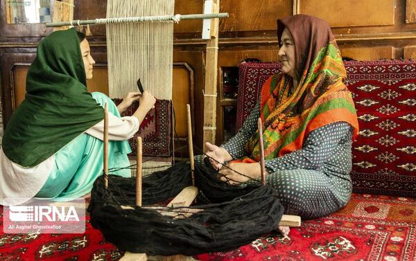 عکس دختر در حال قالی بافی