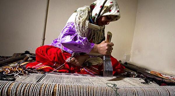 عکس دختر در حال قالی بافی