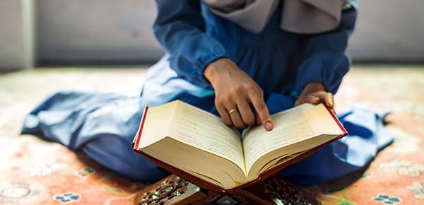 عکس دختری در حال قران خواندن