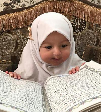 عکس دختری در حال قران خواندن
