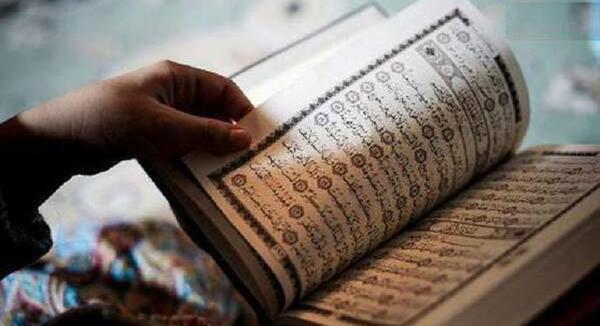 عکس دختری در حال قران خواندن