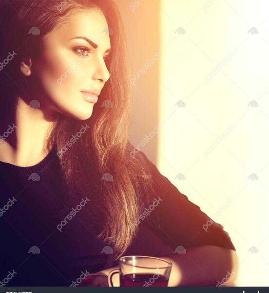 عکس پروفایل دختر در حال قهوه خوردن