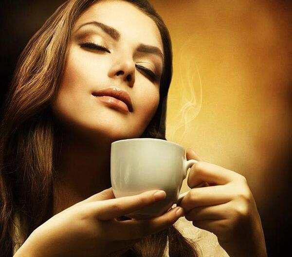 عکس پروفایل دختر در حال قهوه خوردن