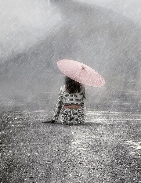 عکس پروفایل دختر درحال قدم زدن