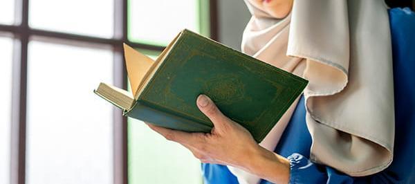عکس دختر درحال کتاب خواندن برای پروفایل