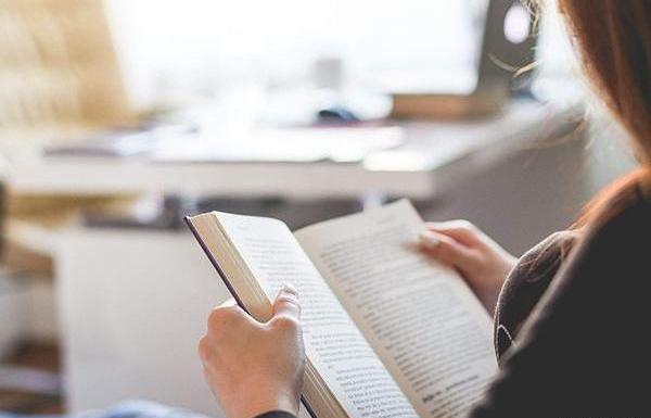 عکس دختر درحال کتاب خواندن برای پروفایل