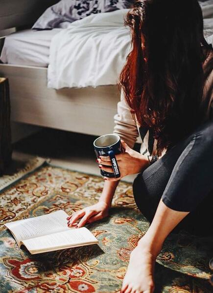 عکس دختر درحال کتاب خواندن برای پروفایل