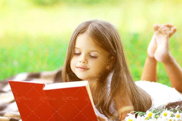 عکس دختری در حال کتاب خواندن