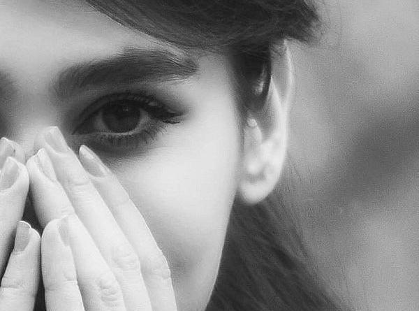 عکس دختر در حال لبخند