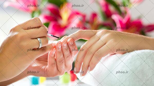 عکس دختر در حال لاک زدن