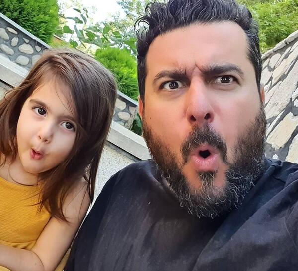 عکس دختر در حال مسخره بازی