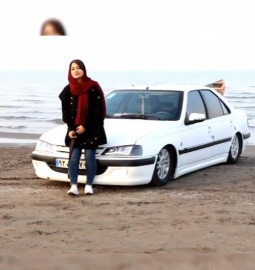 عکس دختر در حال ماشین سواری