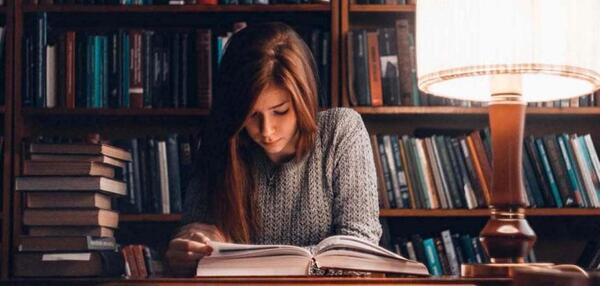 عکس دختری در حال مطالعه