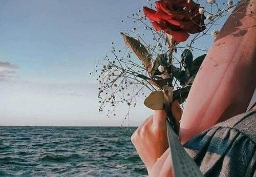 عکس دختر در حال نوشتن برای پروفایل