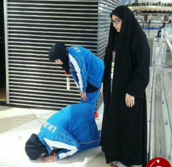 عکس یک دختر در حال نماز خواندن