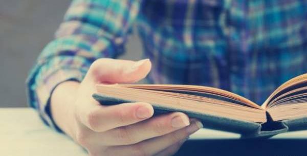 عکس پسر در حال کتاب خواندن