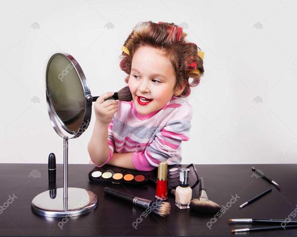 عکس پسر بچه درحال ارایش