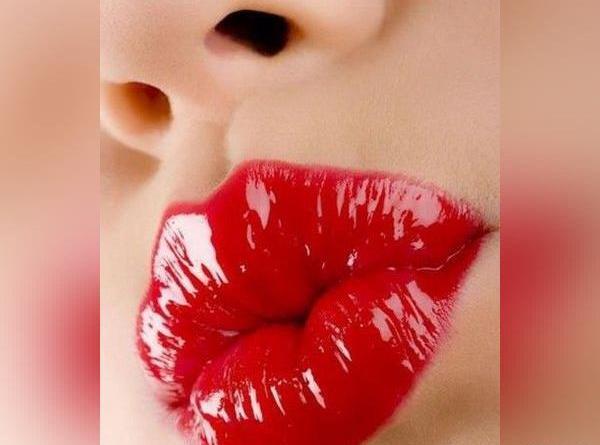 عکس پسر درحال ارایش